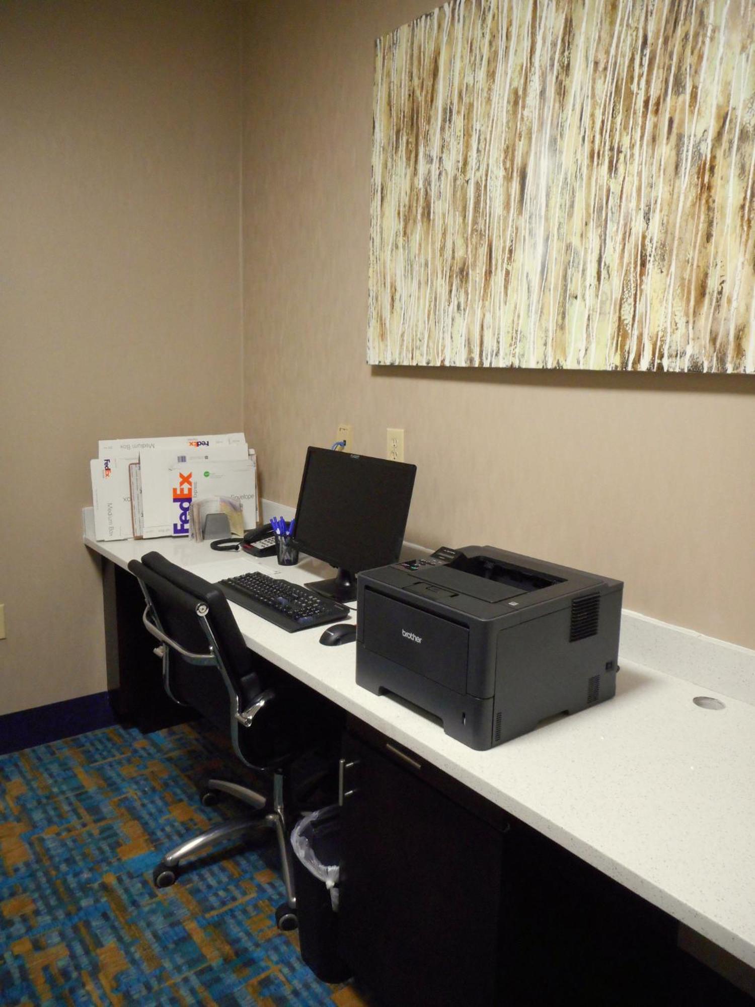 Holiday Express & North - Westfield By Ihg 2*